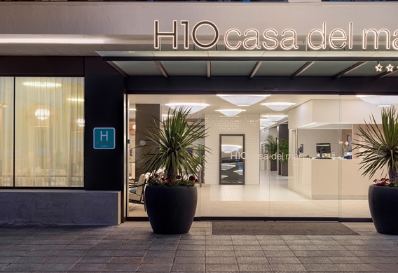 H10 Casa del Mar Entrada Hotel nocturna.jpg